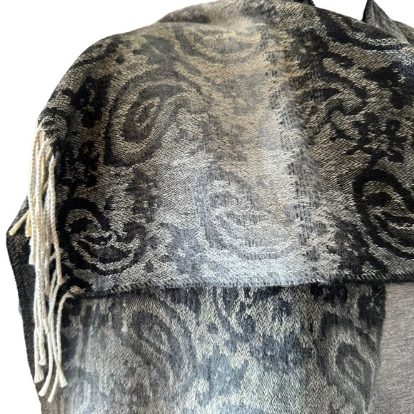 Steve Madden Gray Cream Black Ombre Paisley Scarf with Fringe NWT - Picture 3 of 6
